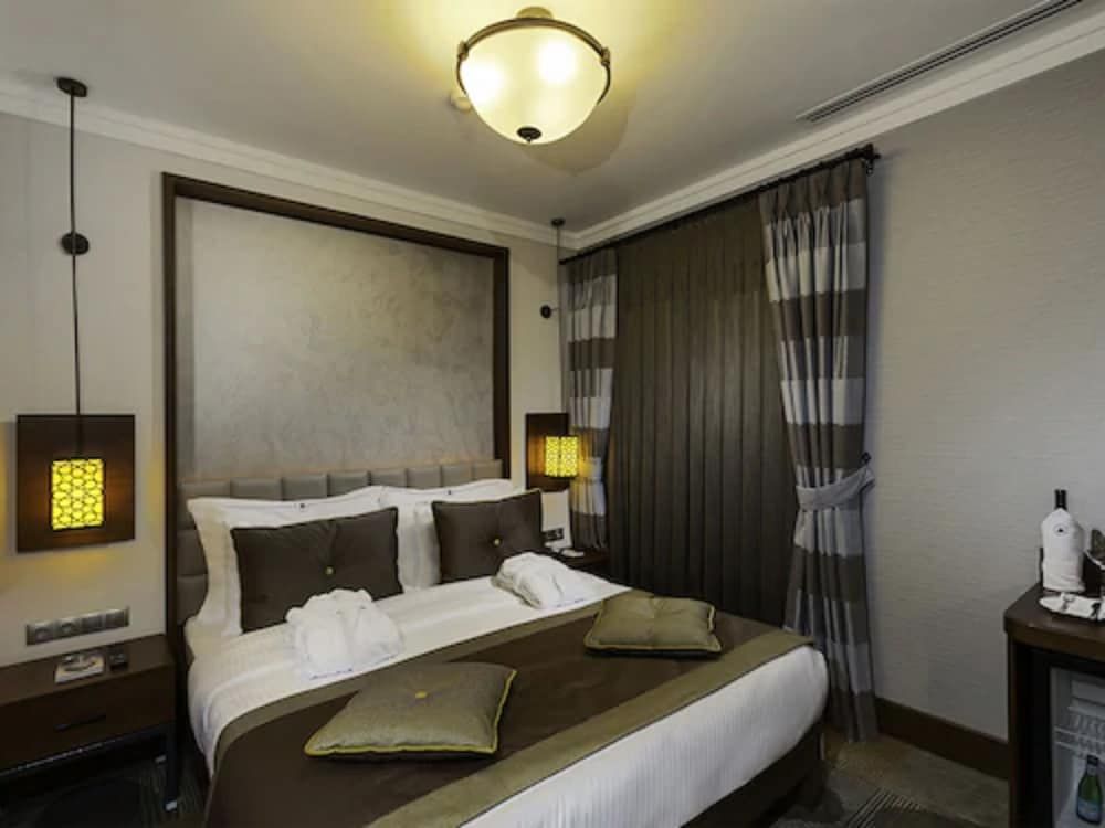 undefined Manesol Boutique Galata 5