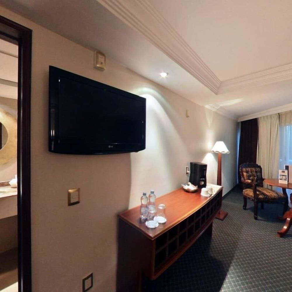 Best Western Toluca Standard Room, 1 King Bed, Non Smoking 9