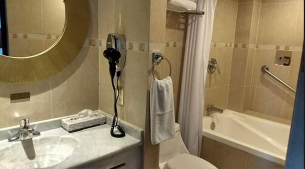 Best Western Toluca Standard Room, 1 King Bed, Non Smoking 8