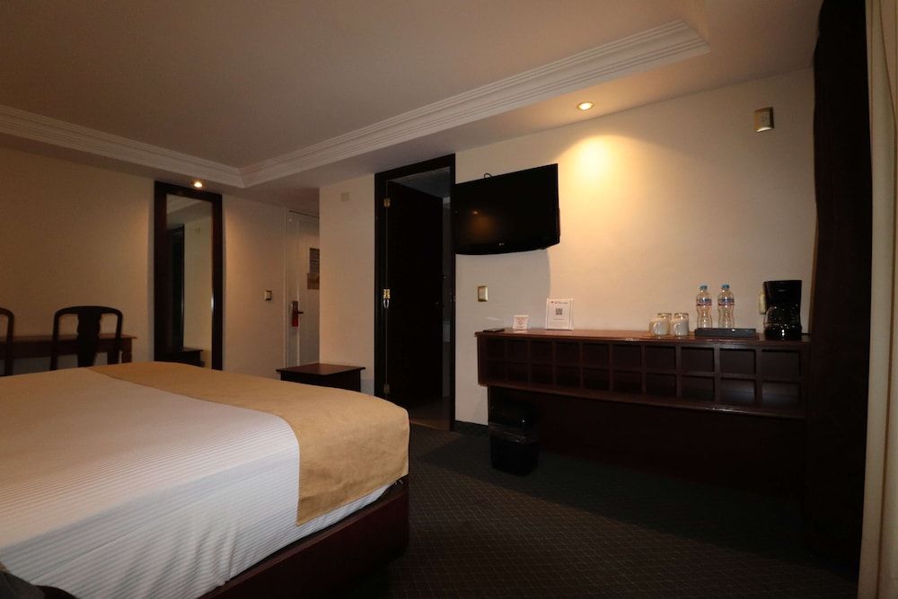 Best Western Toluca Standard Room, 1 King Bed, Non Smoking 5