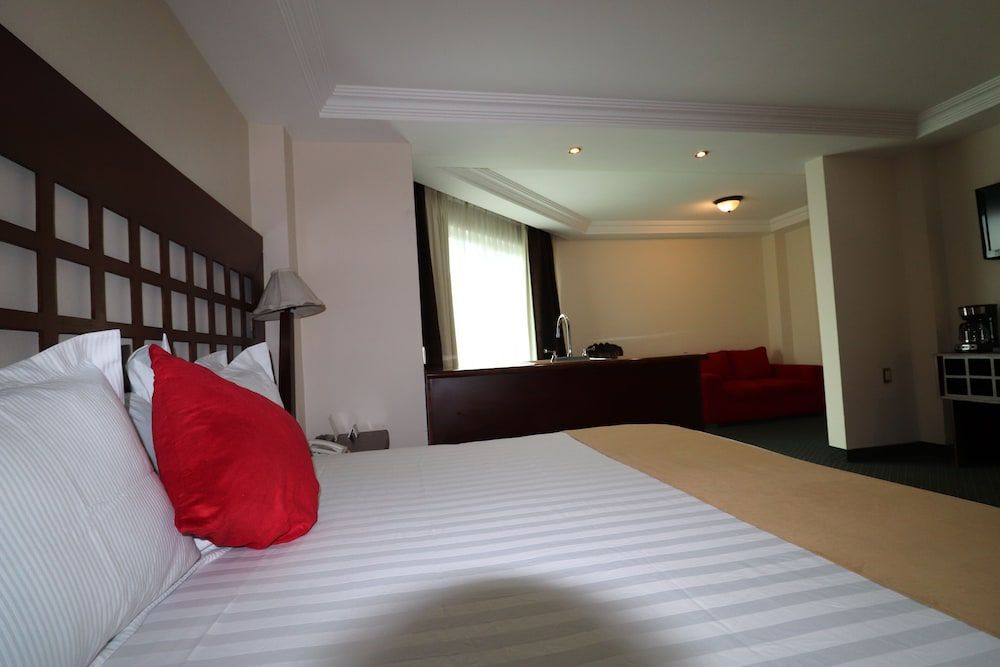 Best Western Toluca Suite, 1 King Bed 7