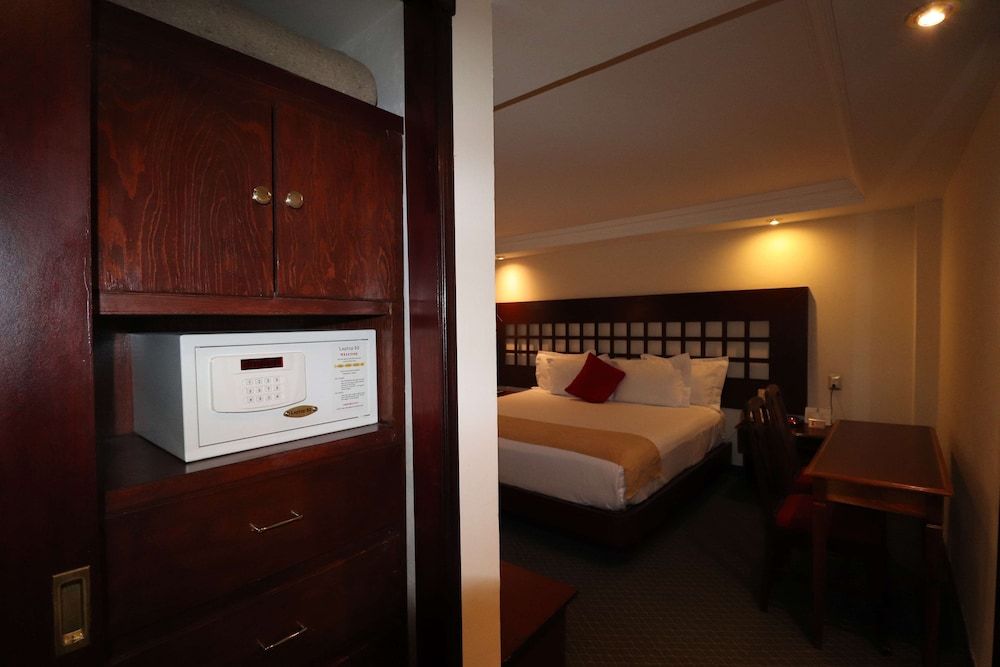 Best Western Toluca Standard Room, 1 King Bed, Non Smoking 4