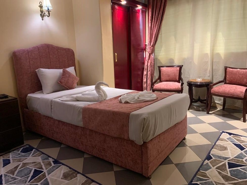 Holidays Express Hotel Classic King Room 4