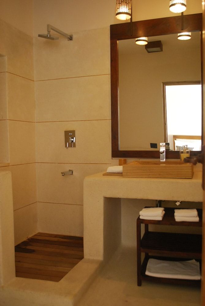 1st Gate Home - Fusion Deluxe Double Room 6