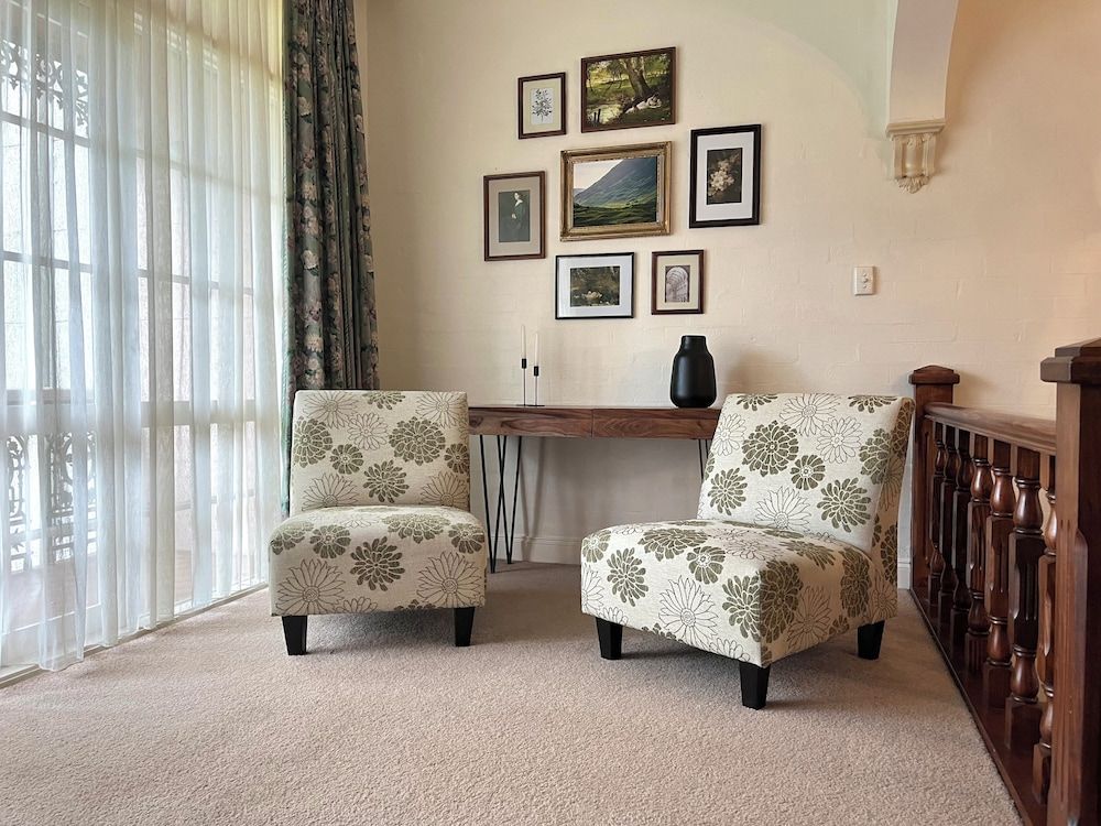 Victoria House Motor Inn Deluxe Suite 5