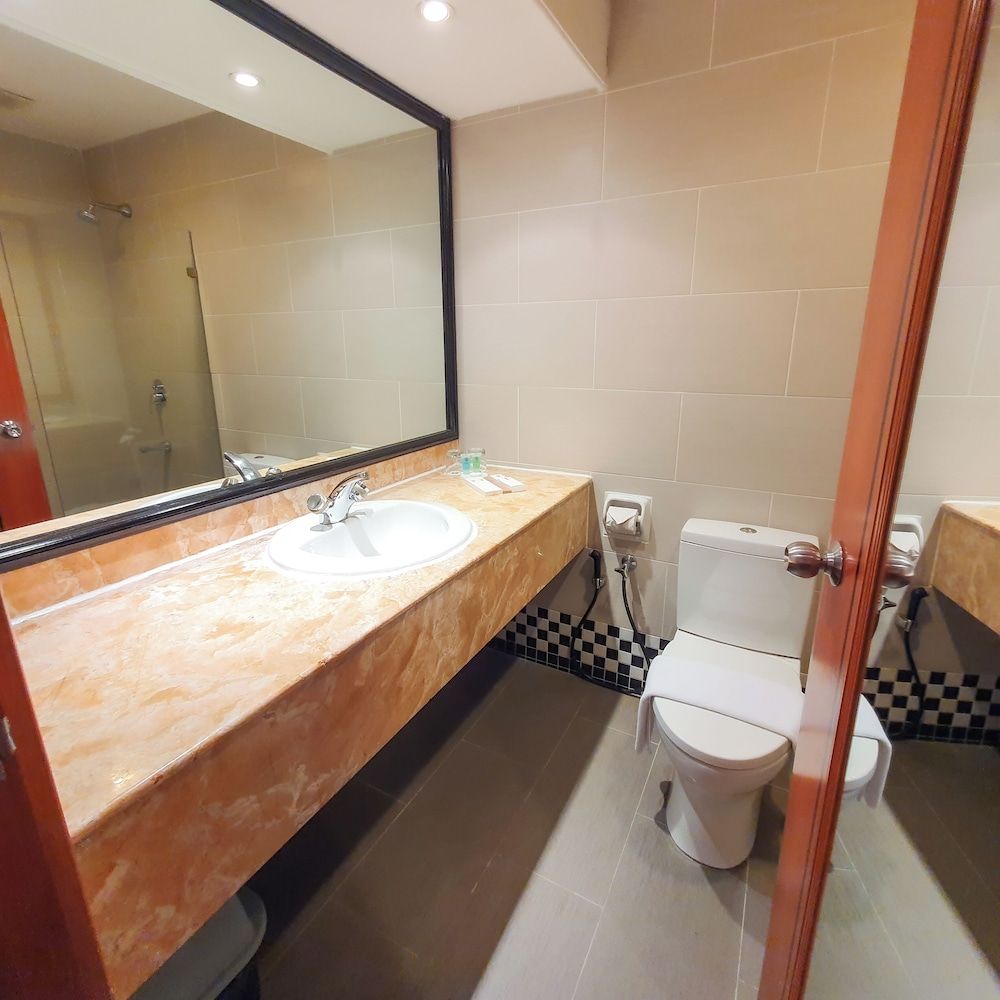 Parkview Hotel Deluxe Room, 1 King Bed 5