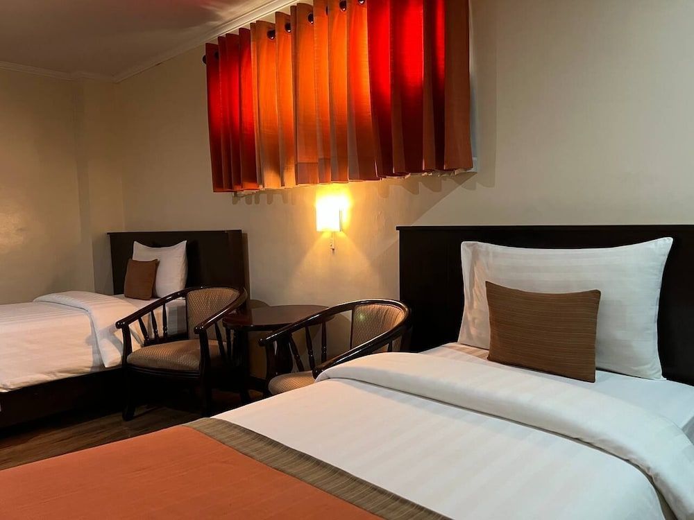 Subic Residencias Deluxe Twin Room 5