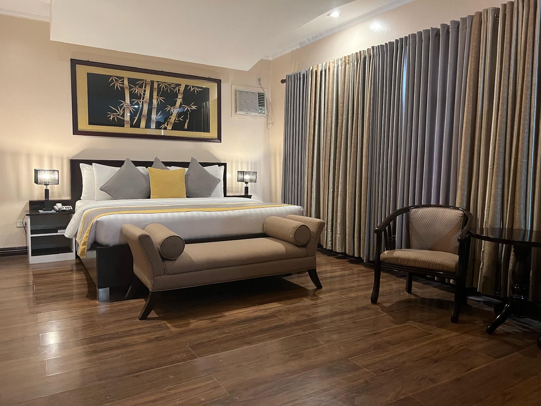 Suite Whirlpool Bathtub