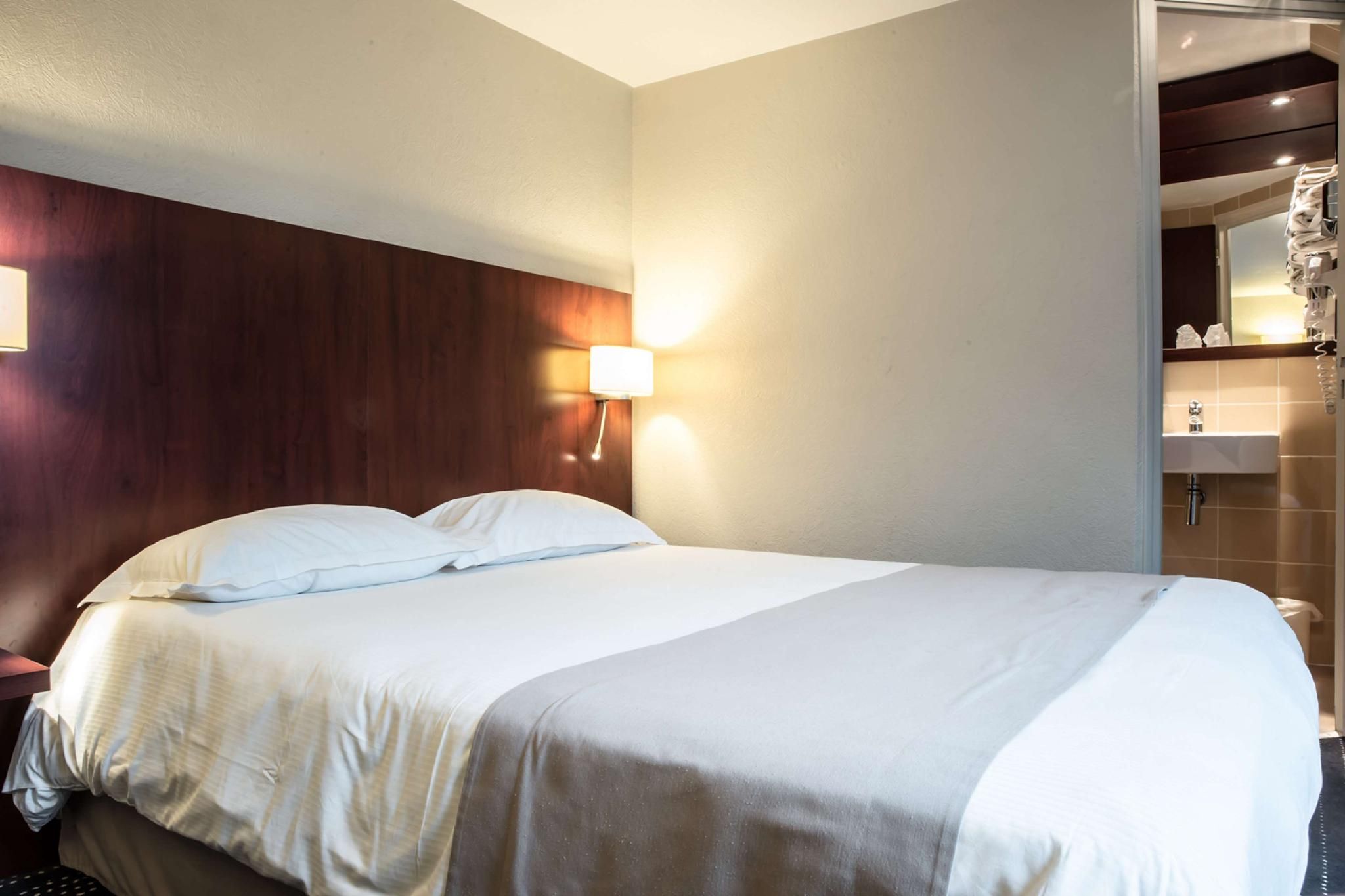 Standard Room - 1 Double Bed 2 Single Beds