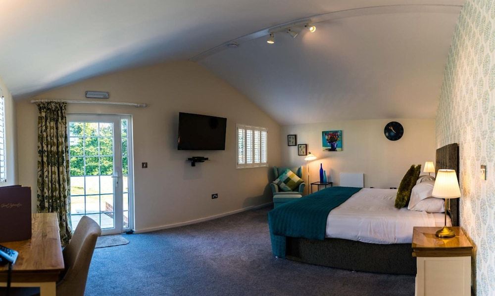 Manor Court Hotel Large Double or Twin Room, Ensuite, Garden View 5
