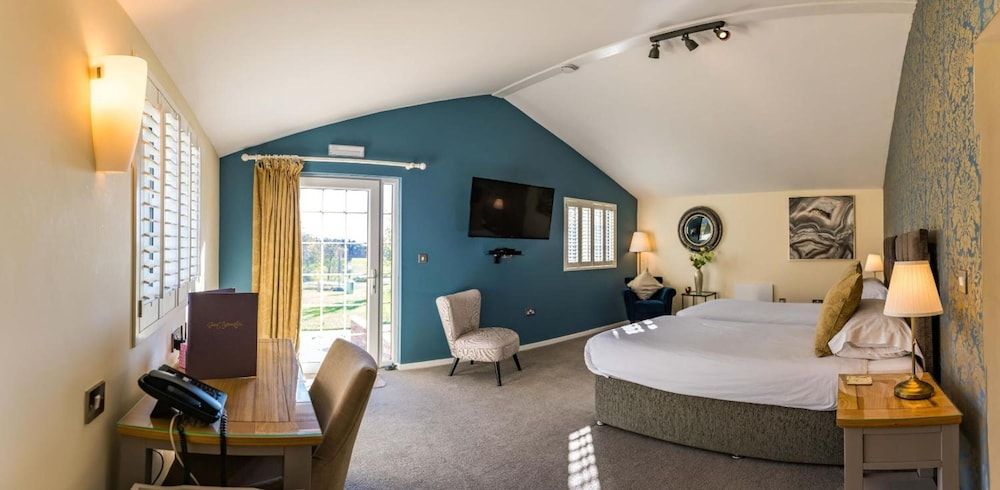 Manor Court Hotel Large Double or Twin Room, Ensuite, Garden View 3
