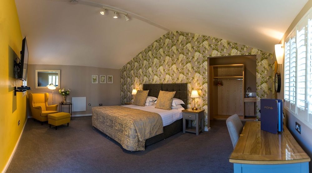 Manor Court Hotel Large Double or Twin Room, Ensuite, Garden View 6
