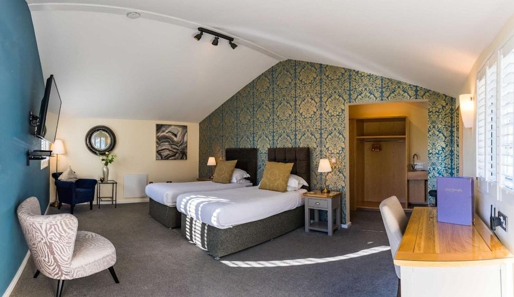 Manor Court Hotel Large Double or Twin Room, Ensuite, Garden View 4