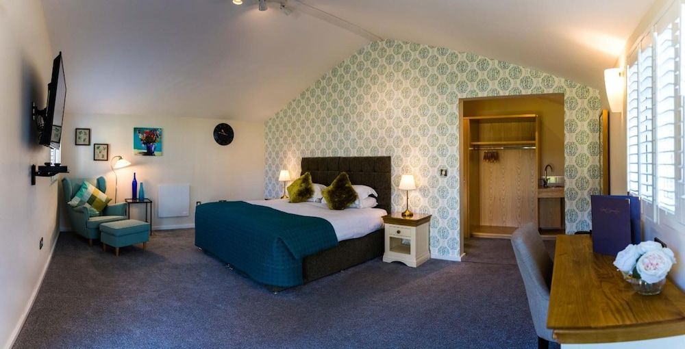 Manor Court Hotel Large Double or Twin Room, Ensuite, Garden View 2