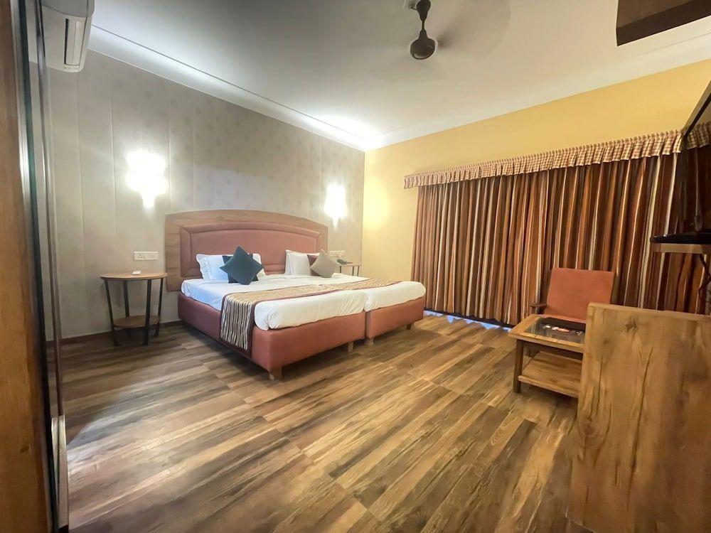 Cama Rajputana Club Resort Deluxe Room 2