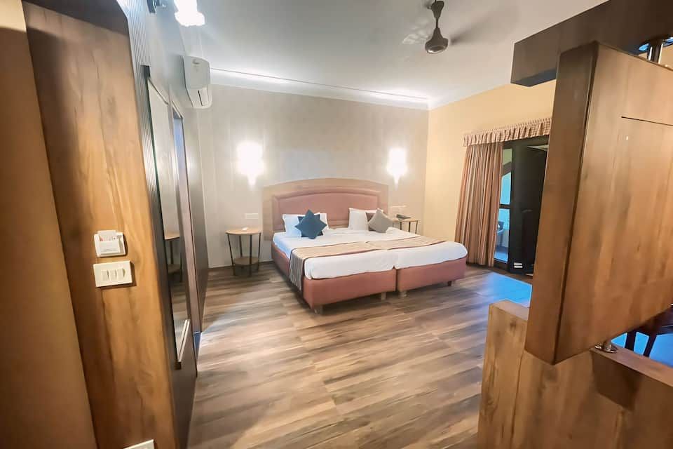 Deluxe Room (with Private Balcony/Patio)