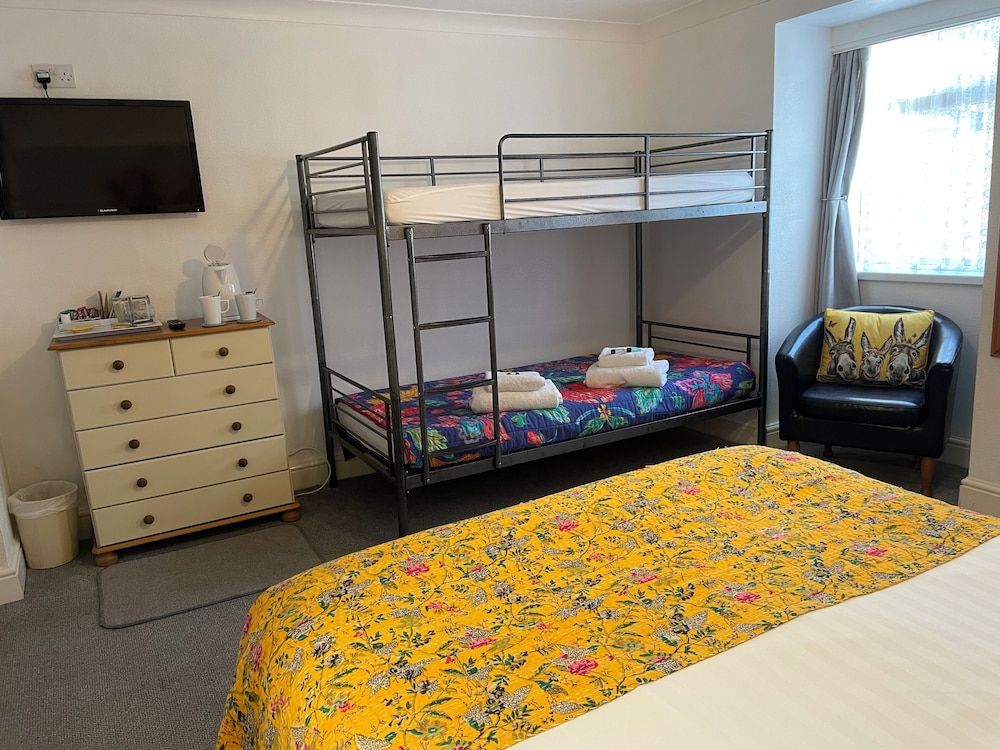 Babbacombe Palms Family Room (Room 2) 2