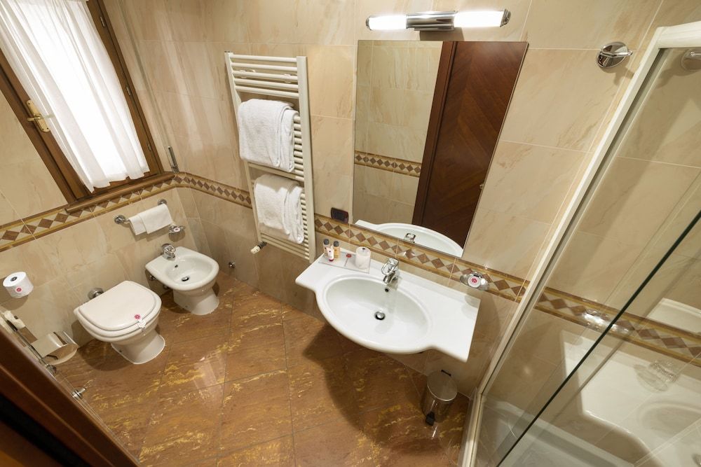 Lancaster Hotel Economy Double Room 4