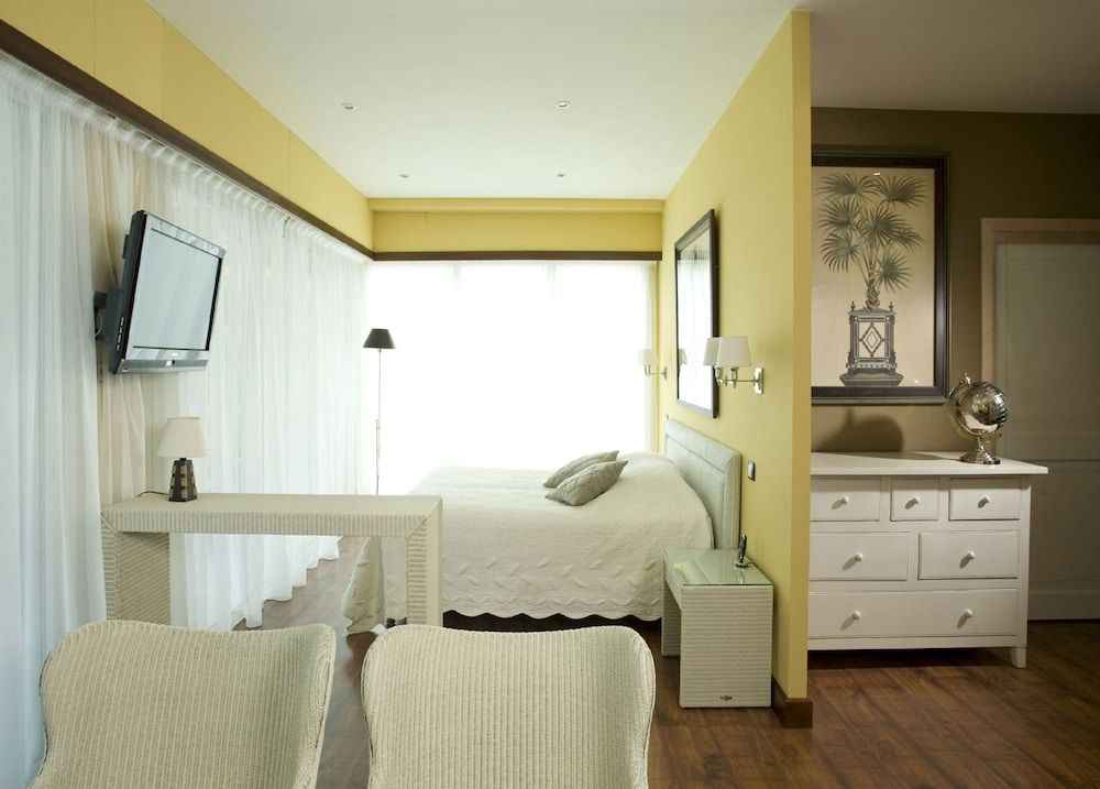 Family Suite, 1 Queen Bed, Terrace, Pool View (Bunk beds)