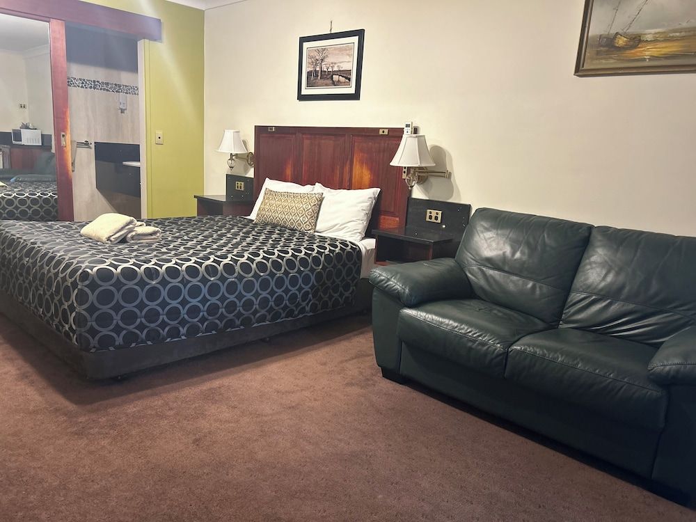 Deluxe Queen Room with Sofa