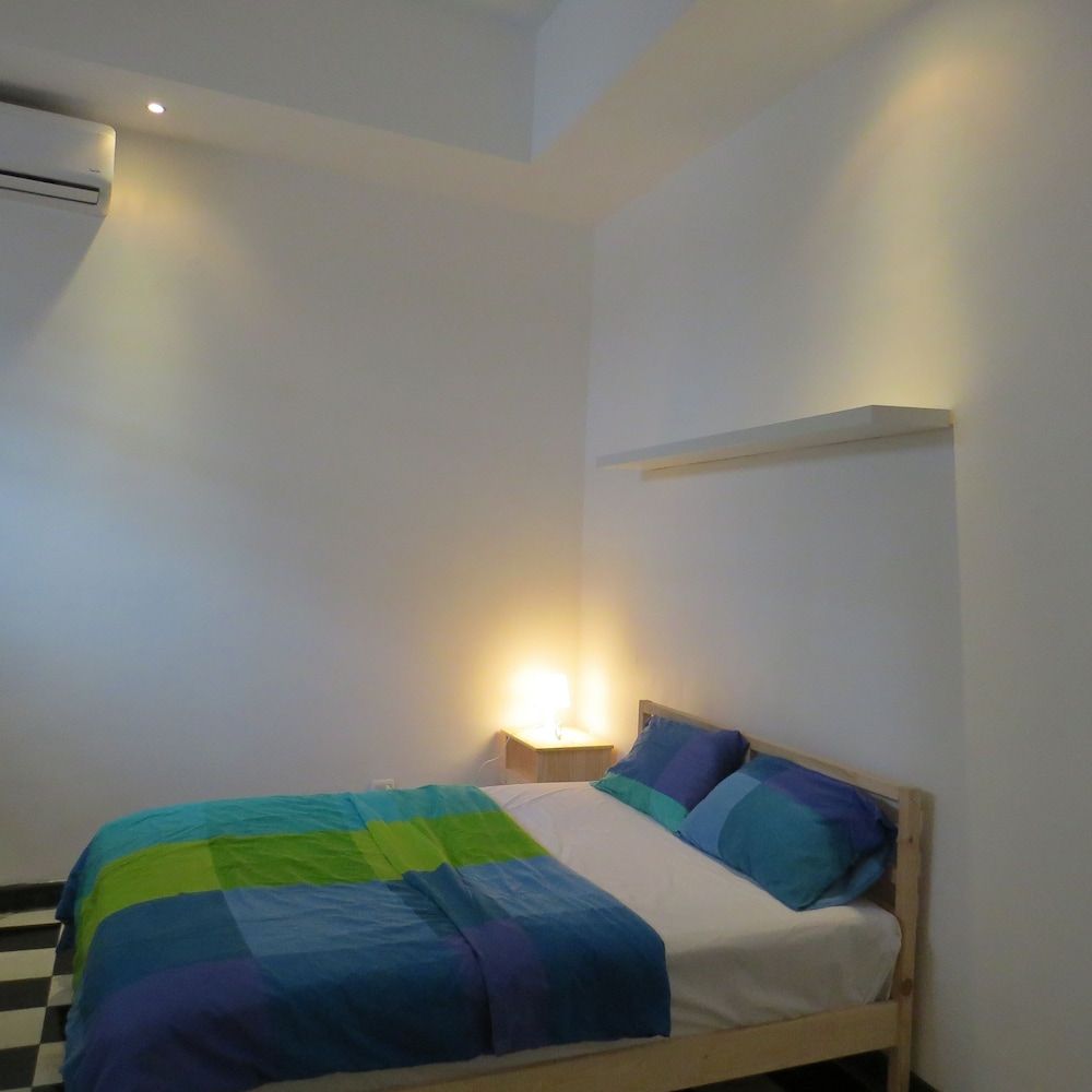 Private Room Queen Bed Shared Bathroom