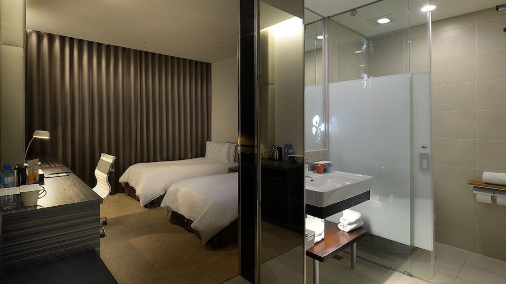 Golden Tulip Glory Fine Hotel Deluxe Twin Room (No extra bed;Accept 1child each room:0-5Y stay free;6-11Y NTD700at front desk) 3