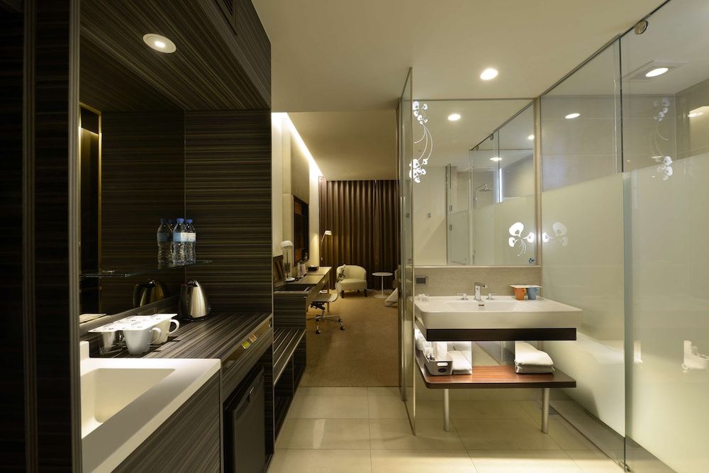 Golden Tulip Glory Fine Hotel Deluxe Twin Room (No extra bed;Accept 1child each room:0-5Y stay free;6-11Y NTD700at front desk) 8