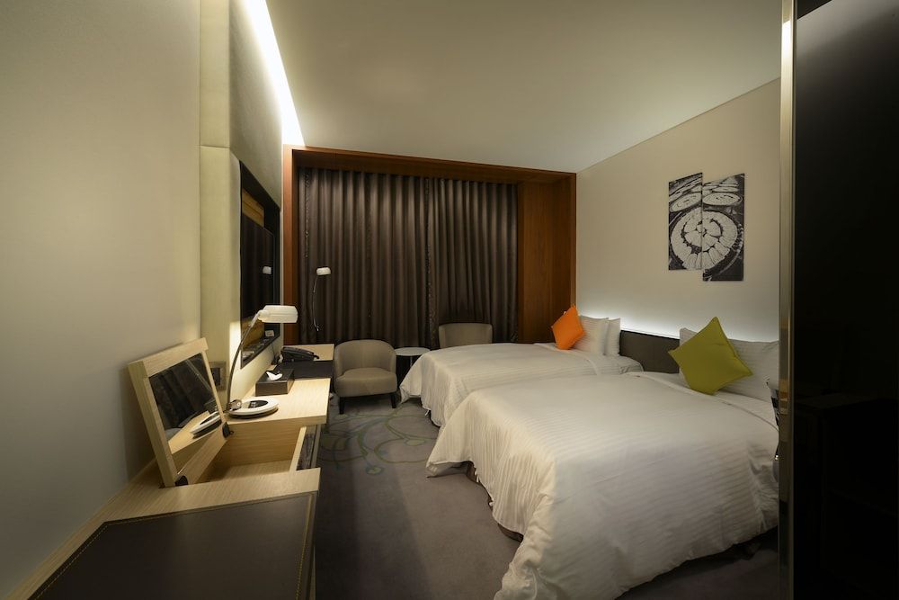 Golden Tulip Glory Fine Hotel Deluxe Twin Room (No extra bed;Accept 1child each room:0-5Y stay free;6-11Y NTD700at front desk) 2