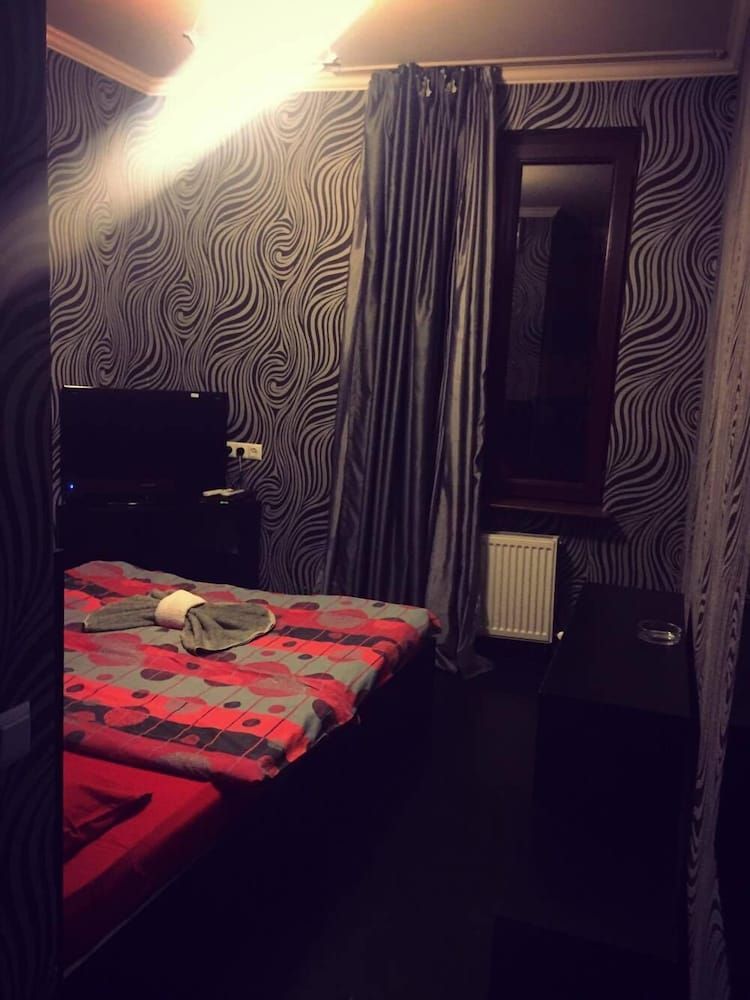 undefined Crystal Palace Hotel 4