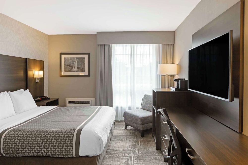 Standard Room, 1 Queen Bed, Non Smoking, Refrigerator & Microwave