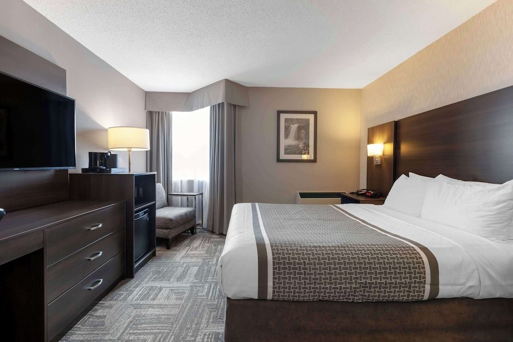 Standard Room, 1 Queen Bed, Refrigerator & Microwave, Tower (Refrigerator & Microwave)