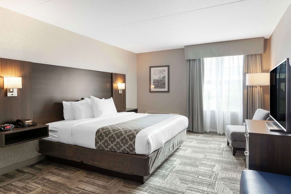 Suite, 1 King Bed, Non Smoking, Refrigerator & Microwave (Living Room;with Sofabed)