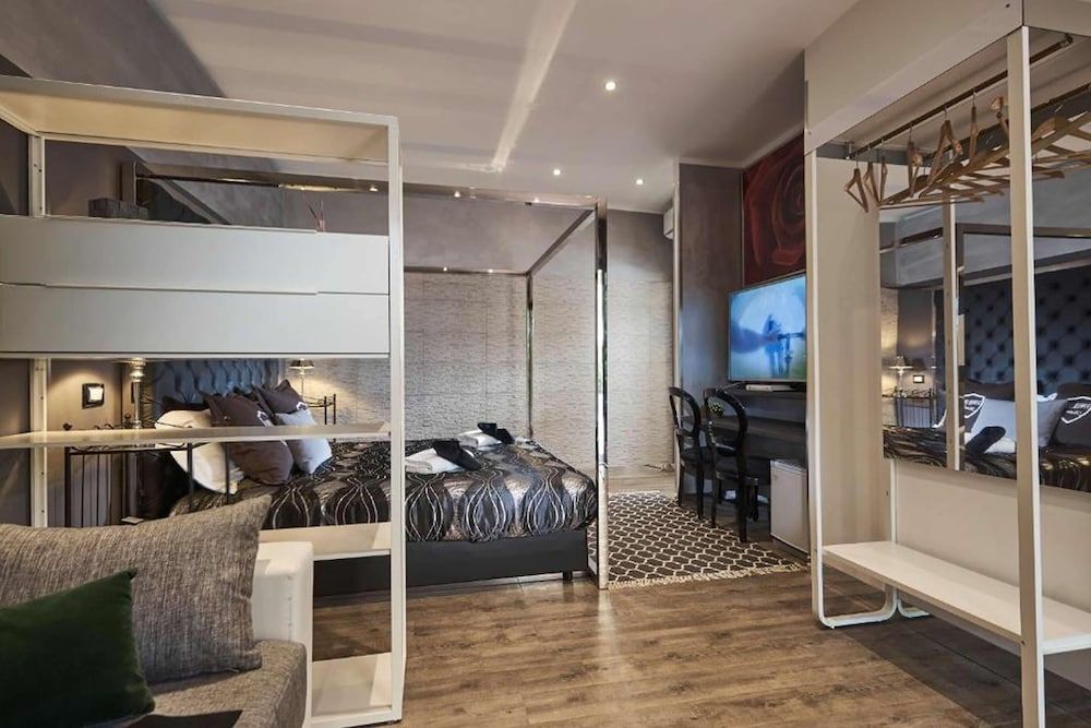 Villa Tower Inn Loft, Annex Building (1 Double Bed & 1 French Bed) 2