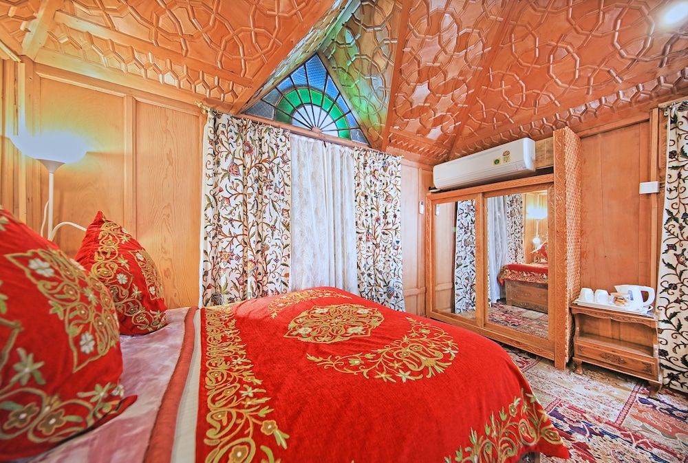Kolu Group Of Houseboats Deluxe Room 2