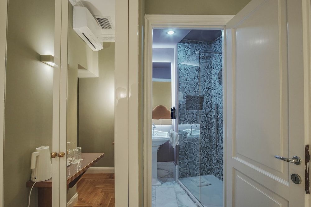 Hotel City Palazzo dei Cardinali Basic Double Room, 1 Large Twin Bed (Matrimoniale) 7