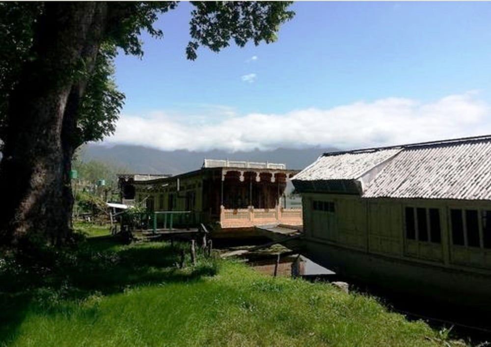 undefined TIH Butt's Clermont Houseboats 2