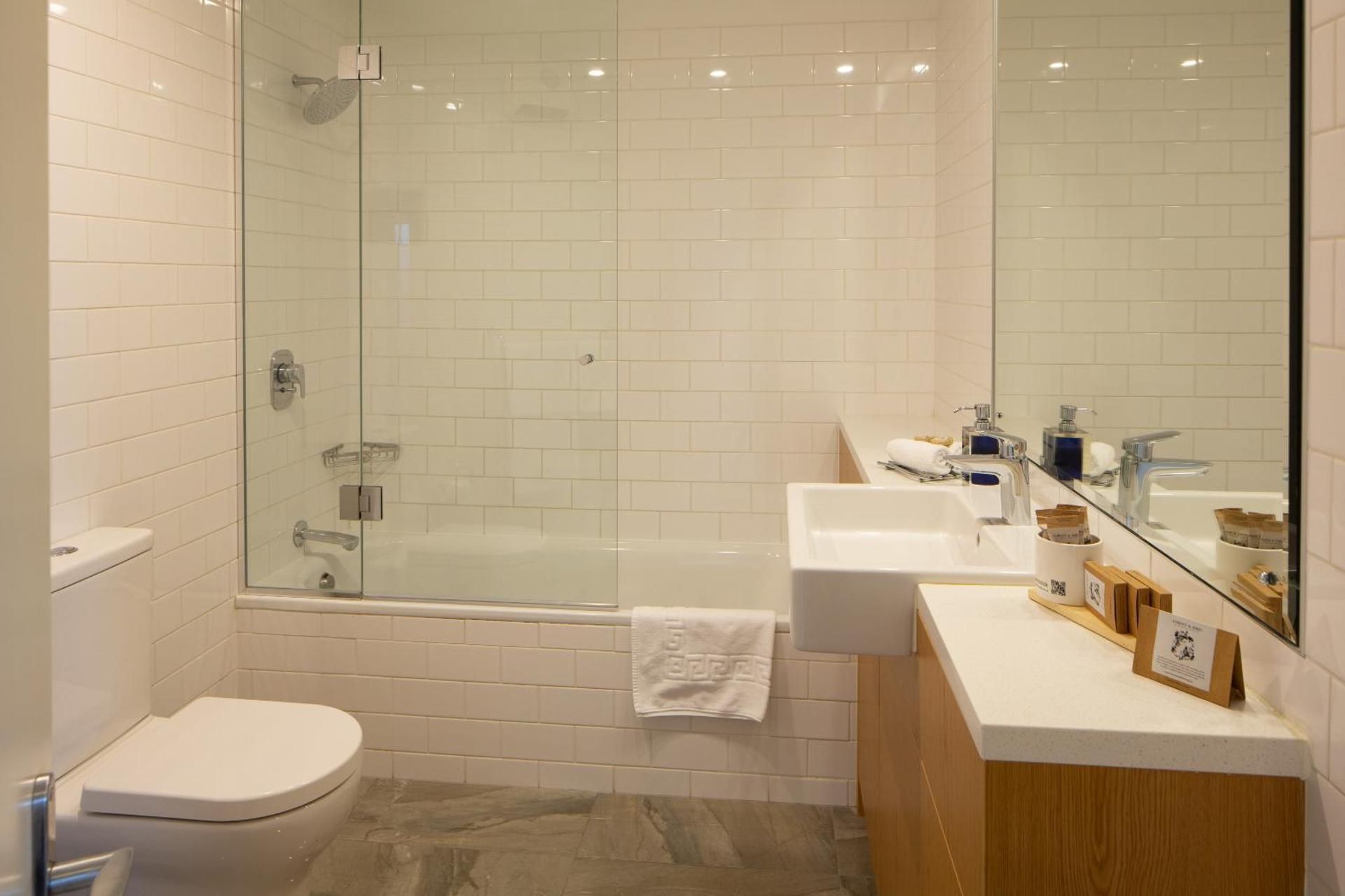 Villa Del Lago Hotel Lakeview One-Bedroom Corner Suite