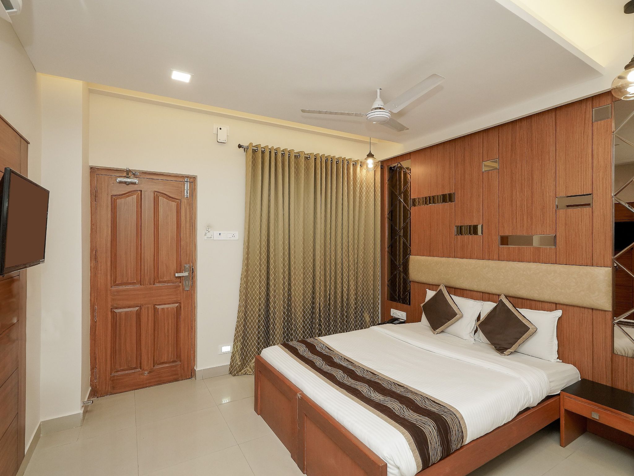 Hotel Pearl International Deluxe Room 10