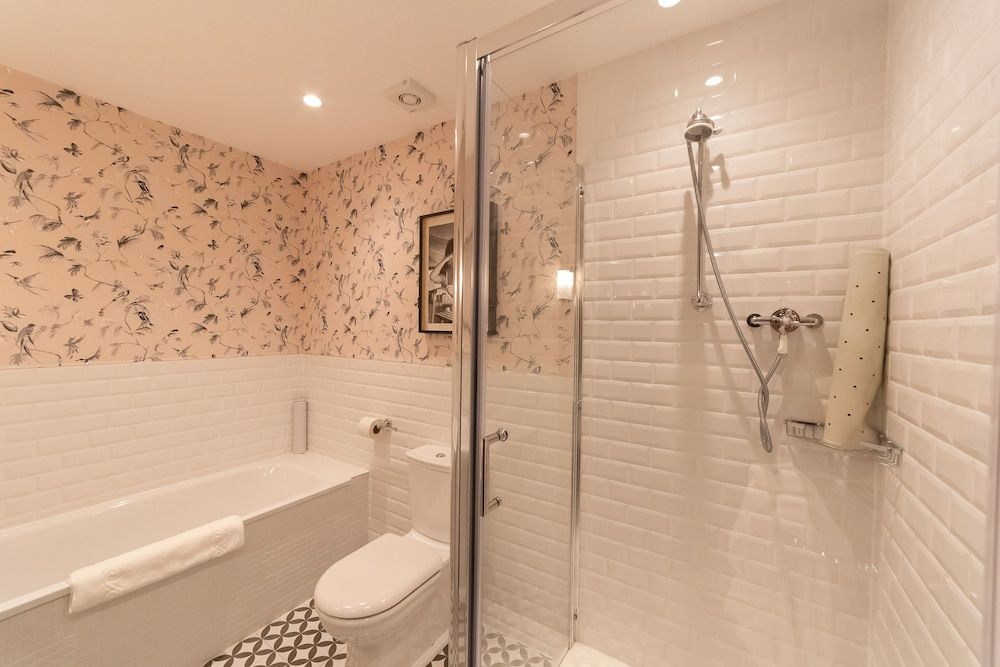 The Queens Hotel Family Room (Superior) 3