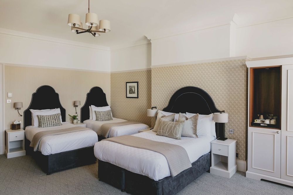 The Queens Hotel Family Room (Superior) 2