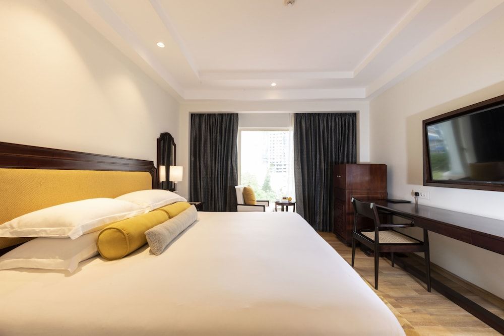 Taj Samudra Luxury Room, 1 King Bed, City View 2