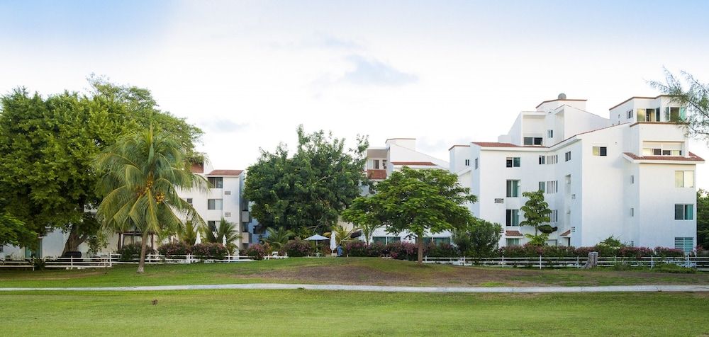 undefined Las Gaviotas Hotel & Suites 9