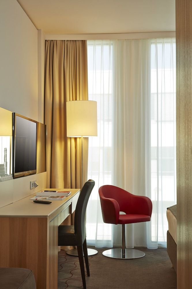 H4 Hotel München Messe Comfort Double Room 9