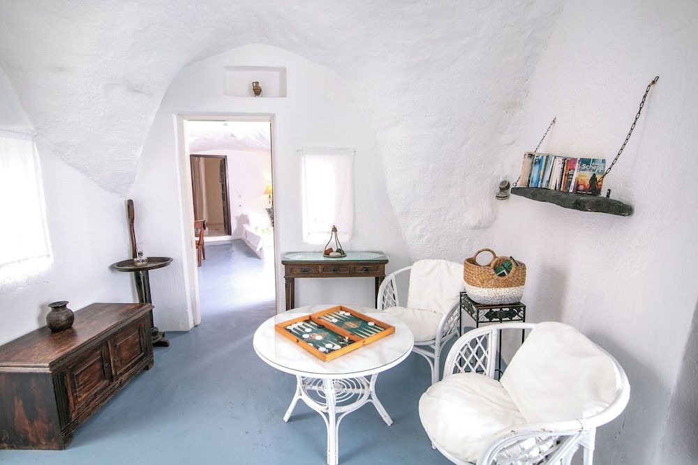 Alexander's Suites Cave Suite with Caldera View 6