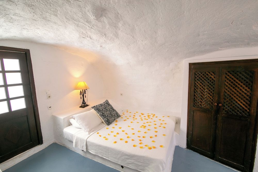 Alexander's Suites Cave Suite with Caldera View