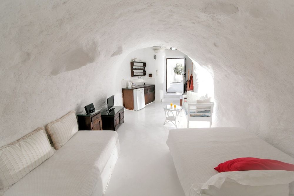 Alexander's Suites Cave Suite with Caldera View 7