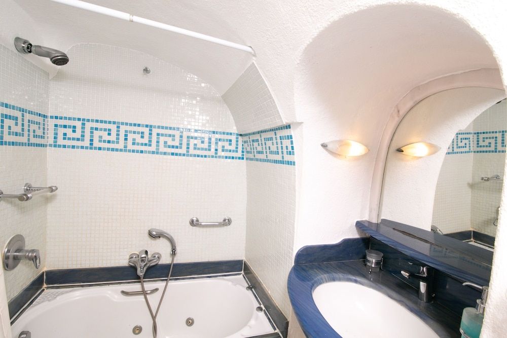 Alexander's Suites Elegant Cave Suite with Caldera View 3