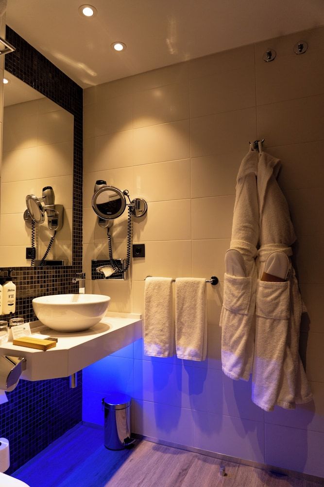 Hotel Indigo Madrid - Gran Via by IHG Standard Room, 1 Queen Bed 9