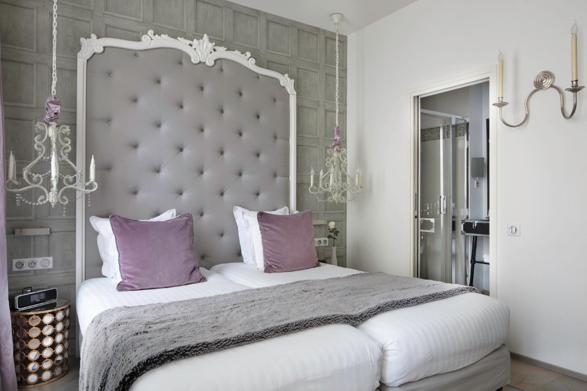 Twin Bed Room