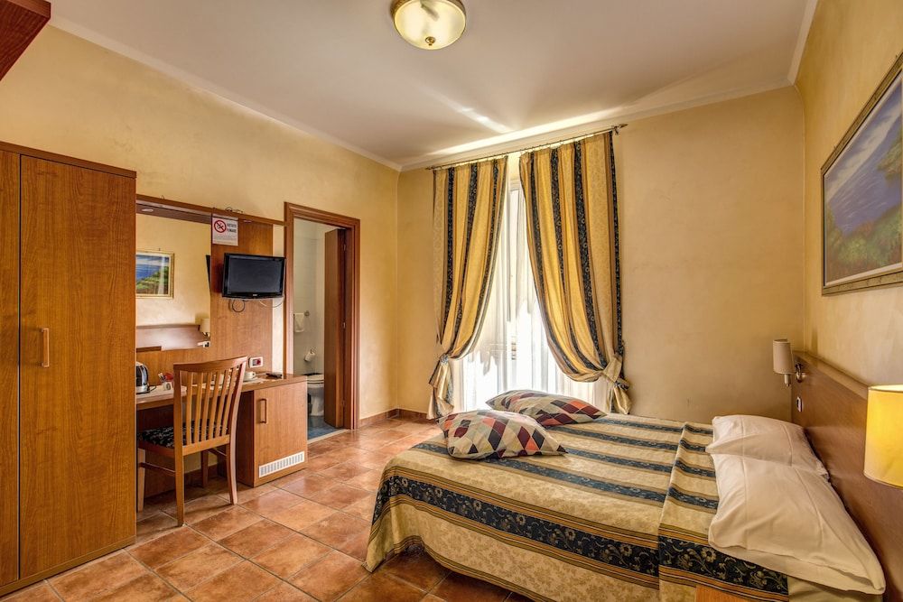 Hotel Maryelen Double Room 8